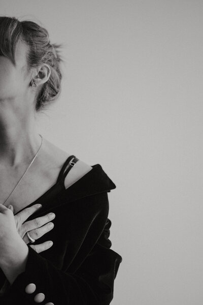 kaboompics_jewelry-photo-shoot-woman-wearing-gold-rings-and-necklace-29191