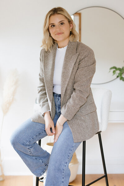Sarah Schöb wendet exquisite Makeup-Techniken an, um eine Braut für ihren großen Tag vorzubereiten, und sorgt dafür, dass jede Braut strahlt