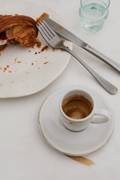 kaboompics_morning-meetings-working-in-coffeehouse-with-coffee-and-croissants-33648