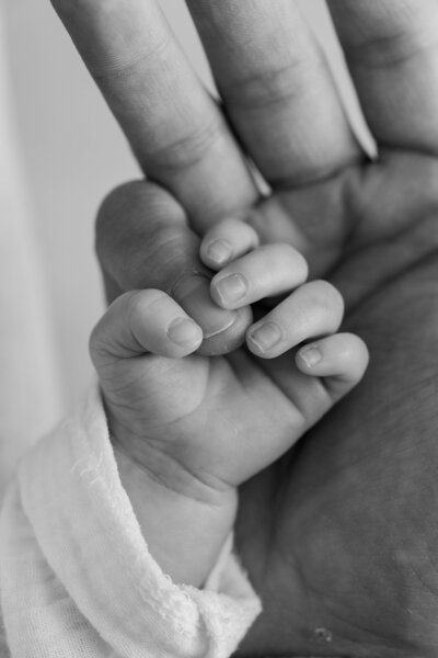 Close-up foto van babyhandjes gemaakt tijdens een newborn shoot