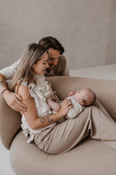 Een spontane liefdevolle gezinsshoot in bergen op zoom bij lievensberg. Op een leuke lifestyle manier vastgelegd.