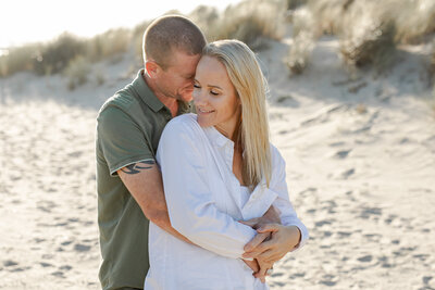 verliefd koppel op het strand