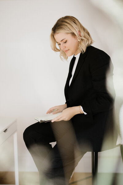 Lass dich von Sarah Schöb für deine freie Trauung perfekt stylen. Ihr Fachwissen garantiert ein Makeup, das nicht nur bezaubert, sondern auch deinen individuellen Stil perfekt unterstreicht