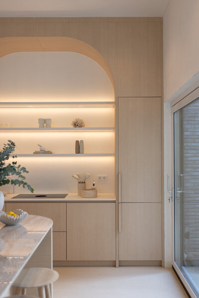 Oplevering van een kastopstelling met verlichting in een rustige, elegante ruimte.