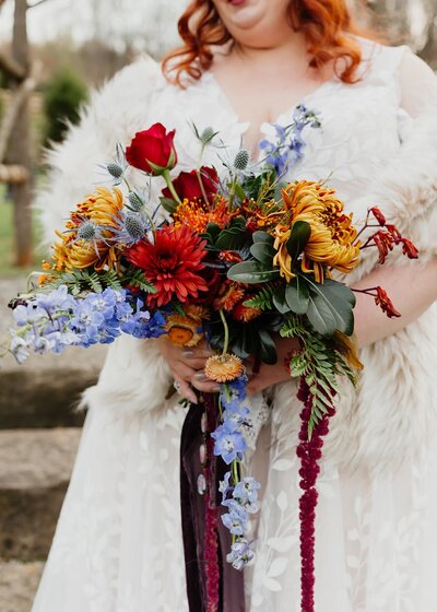 Bright bouquet and bride in white fur