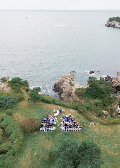 coastal wedding ceremony on a cliff in jamestown