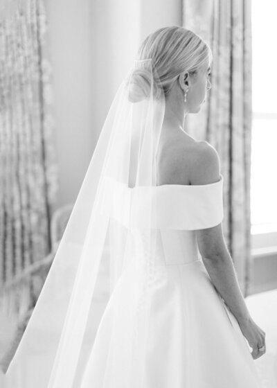 chloe-winstanley-weddings-london-chelsea-caroline-castigliano-veil-black-white