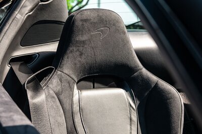 mclaren-720s-spider-convertible-black-for-rent-in-miami-alcantara-seat-close-up-view-023