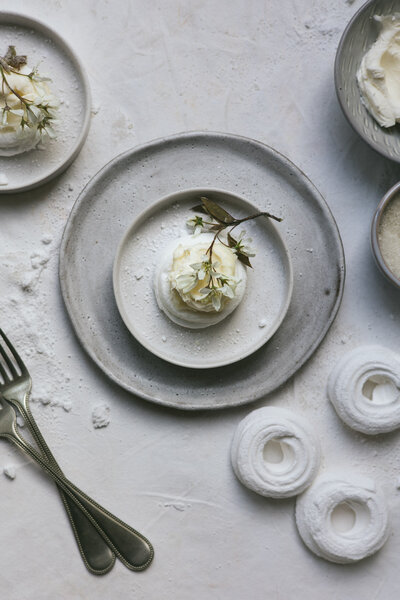 Keramieken bordjes met meringue. Bestek. Foodstyling en fotografie door Dorien Paymans | Studio Ensō Groningen ©