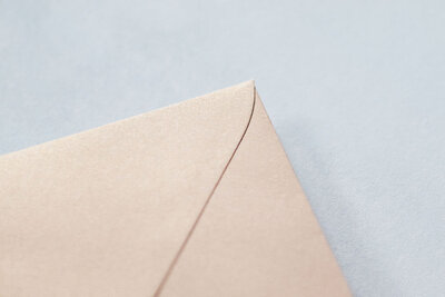 Metallic Karamel envelop voor trouwkaarten