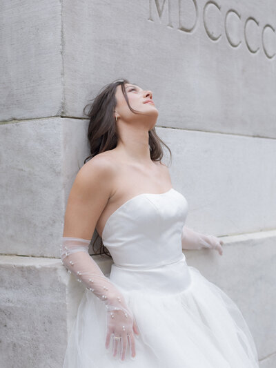 bride leaning on the new york public library in manhattan nyc