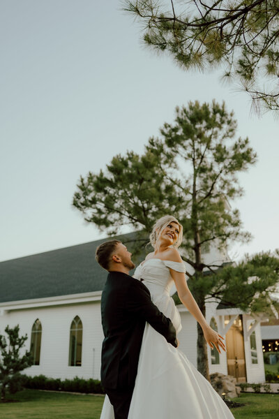 oklahoma and texas wedding photographer captures bride and groom dip kissing