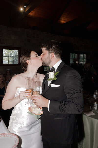 Alabama Wedding Photography that focuses on documentary and editorial photographs while staying true to color.