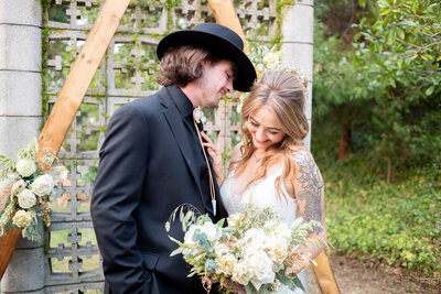 Idaho Falls Photographers capture groom wearing cowboy hat kissing bride on cheek