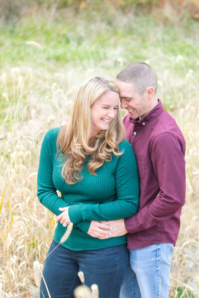 engagement snuggling outdoor photo in tall grass field of Gettysburg