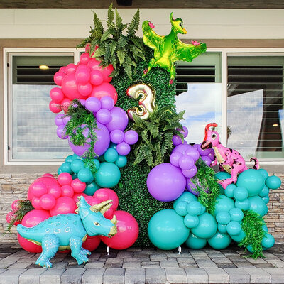 Stylish black, gold, and silver balloon cluster with metallic star accents, designed for upscale outdoor Arizona events.