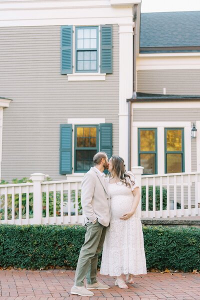 expectting parents kissing during maternity photos