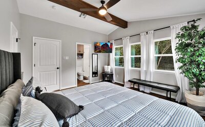 King size bed in this 2-bedroom, 2-bathroom bungalow on the Brazos River outside Waco, TX