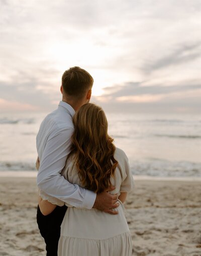 couple kissing