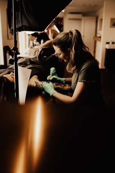 Tatuerare Beccsla Rebecca Knutson tatuerar kunds arm i studion i Båstad.