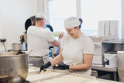 Filialleiterin Anja beim SCHNELL in Thüringen mit einem Café Latte in der Hand