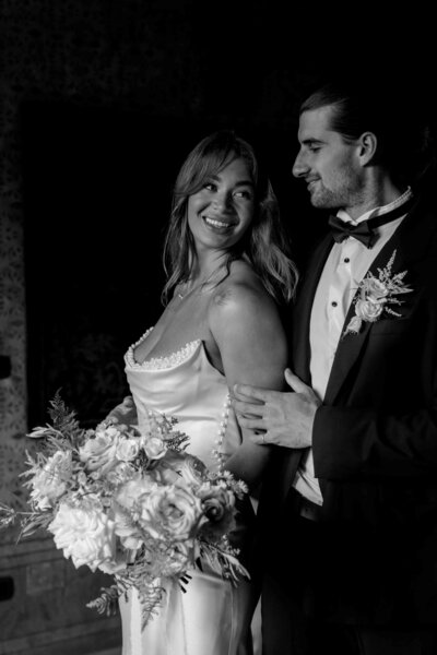Tijdloze en elegante bruidsfotografie, perfect voor koppels die op zoek zijn naar een professionele trouwfotograaf. Dit bruidspaar straalt tijdens hun trouwshoot in Italië.