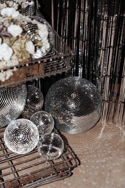 dansfeest met discobollen in Hoeve Etienne te Maldegem