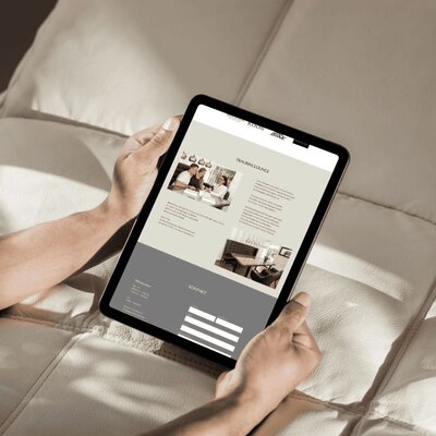 Laptop auf dem Schreibtisch mit Lampe und Brille. Auf der Website das Angebot eines Juweliers