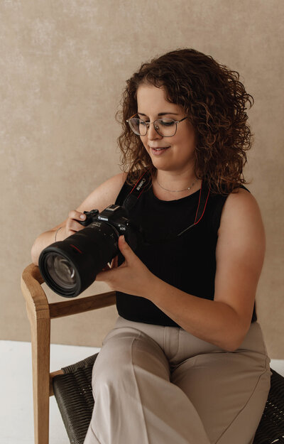 Zwart-wit afbeelding van een cameralens, met een deel van de camerabody zichtbaar.