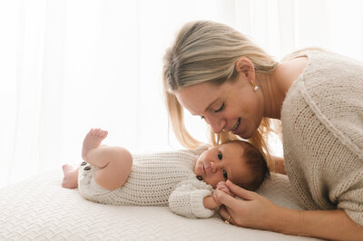 mama die liefdevol naar haar pageboren baby kijktgefotografeerd door Digidroom In Malle, Antwerpen