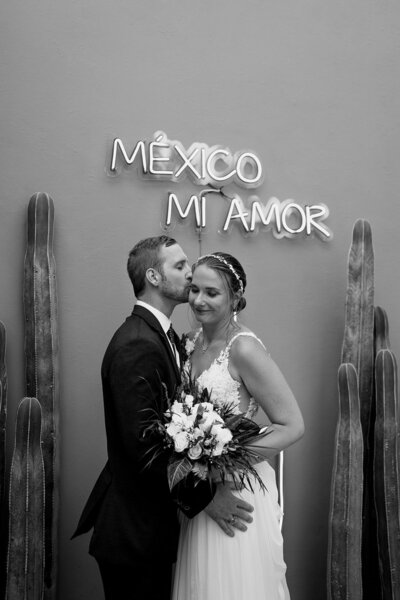 couple kissing in Mexico
