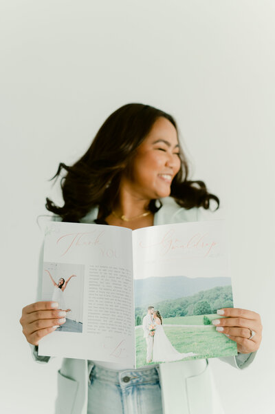 Lyn holding a magazine in a blurry moving shot