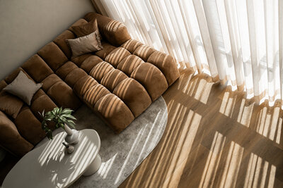 Sfeervolle daglicht setting met designbank
