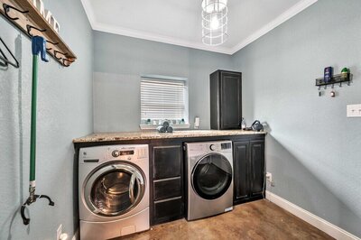 Washer and dryer in this 4-bedroom- 4-bathroom historical home with guest house on 3 acres of land in the greater Waco area.