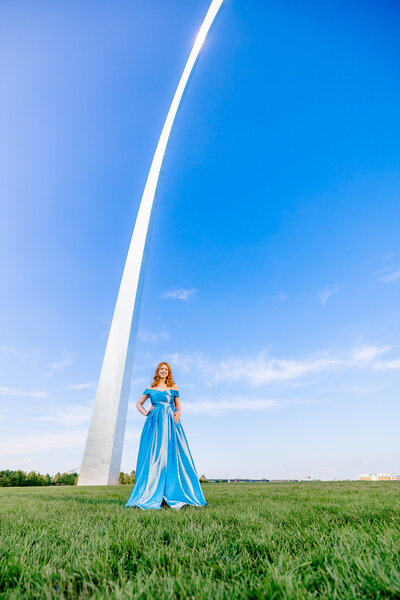 Allie on the arch grounds framed underneath the arch
