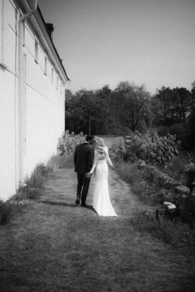 Documentary wedding photography of a romantic wedding wedding in Oitbacka Gård by wedding photographer Hannika Gabrielsson