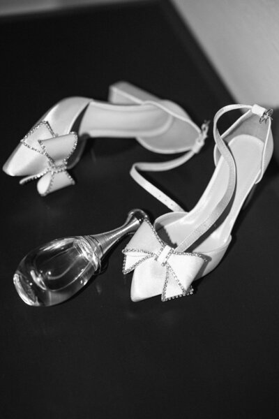 Trendy photo of the bride’s shoes captured with direct flash, in an editorial style inspired by current Instagram trends — a bold and stylish detail from a modern wedding