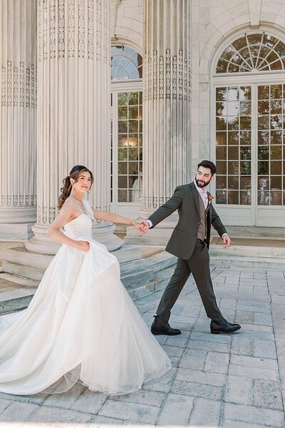 dar-wedding-virginia-bride-and-groom-posing-outside-daughters-of-the-american-revolution