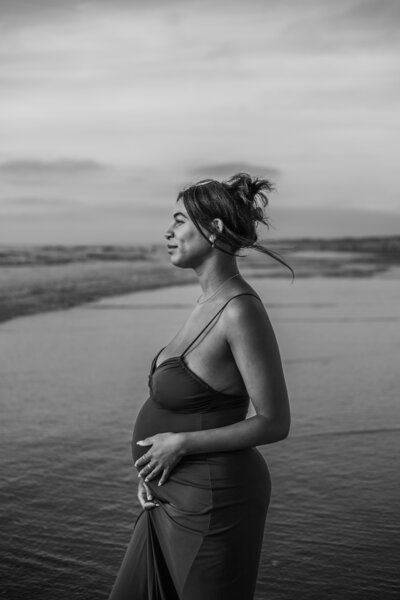 zwangere vrouw in zee tijdens zwangerschapsshoot
