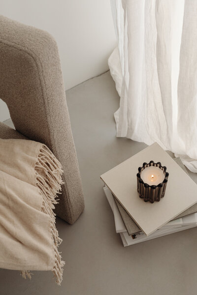 kaboompics_home-decorations-beige-armchair-candles-book-blanket-32099