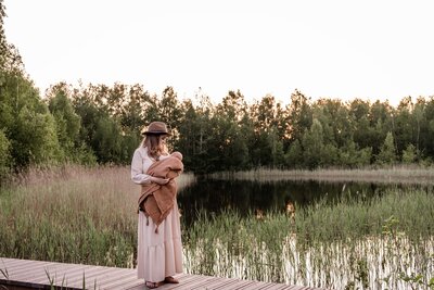 Moeder en baby fotoshoot zonsondergang in Groningen, Drenthe, Friesland en omstreken.