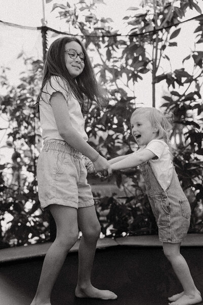 deux enfants qui jouent dans un trempoline