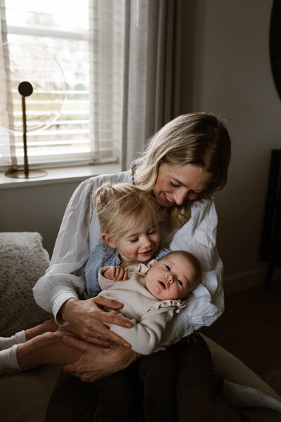 Newbornshoot thuis | newbornshoot met broertjes en zusjes | newbornshoot Rijkevoort | Newborn shoot omgeving Boxmeer