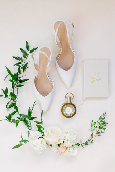 Bride with her Bridesmaids and bouquets