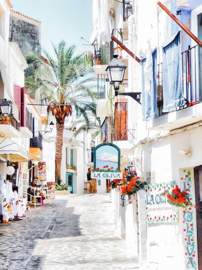 storefronts in Greece at vacation planned by GG Mack, travel concierge