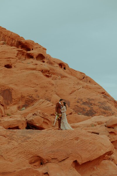 wedding couple in canyon