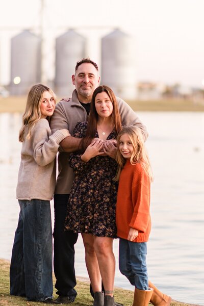 mother and father posing with children  in gilbert az  at the silios