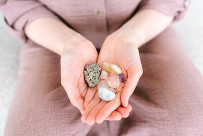 Reiki cursus  Reiki 1 Reiki teacher Reiki trainer Reiki healing Reiki behandeling Reiki-behandeling Holistisch coach Holistisch therapeut Holistische healing Coaching Therapie Soundhealing Kristallen Edelstenen Systemisch werk Opstelling Inzichtkaarten Orakelkaarten Tarot Etherische olie Essentiële olie Meditatie Vrouwencirkel