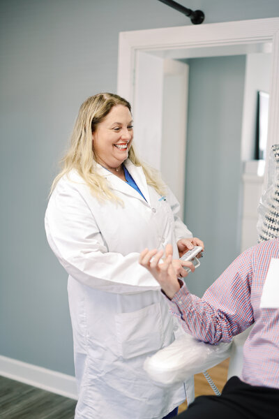 Customer service is a top priority at WhitenUp. Here you see WhitenUp owner, Kelly, interacting with a client with a big smile on her face. 