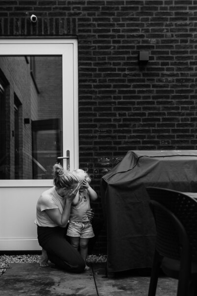 gezinsfoto thuis drie kinderen op de slaapkamer lachen 